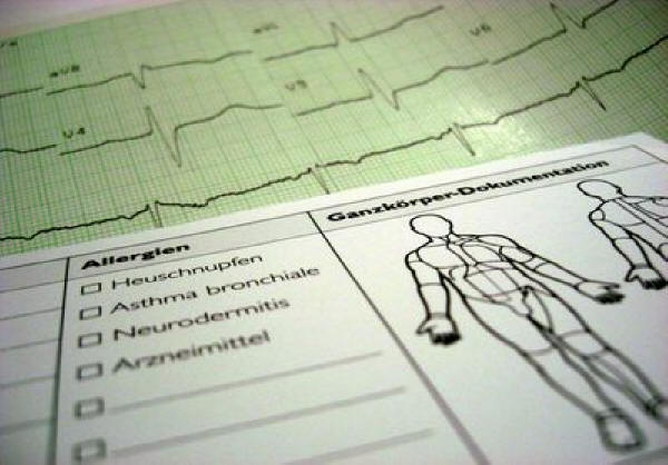 Header NeuroCheck, Beratung während der Sprechstunde.